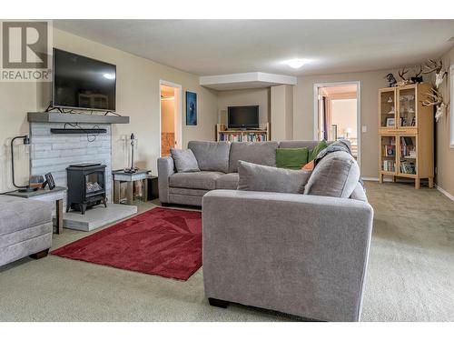 2735 Northview Place, Lake Country, BC - Indoor Photo Showing Living Room With Fireplace