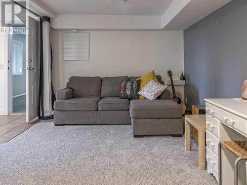 2735 Northview Place, Lake Country, BC - Indoor Photo Showing Living Room