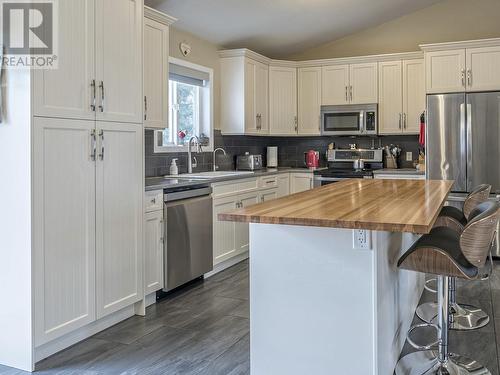 2735 Northview Place, Lake Country, BC - Indoor Photo Showing Kitchen