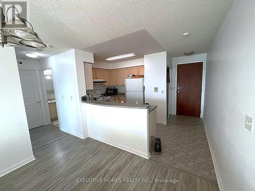 1406 - 2545 Erin Centre Boulevard, Mississauga, ON - Indoor Photo Showing Kitchen