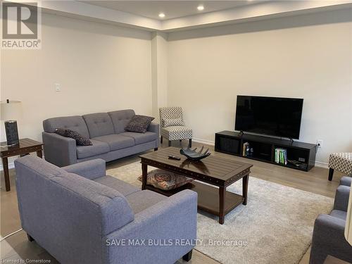 7997 Odell Court, Niagara Falls, ON - Indoor Photo Showing Living Room