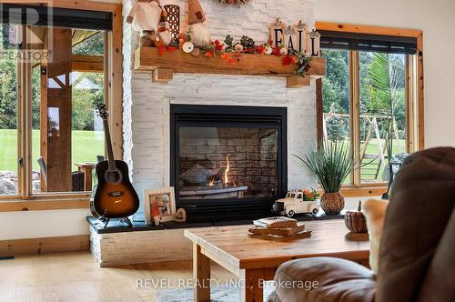 1559 York Road, Niagara-On-The-Lake, ON - Indoor Photo Showing Living Room With Fireplace