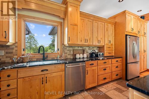 1559 York Road, Niagara-On-The-Lake, ON - Indoor Photo Showing Kitchen With Double Sink