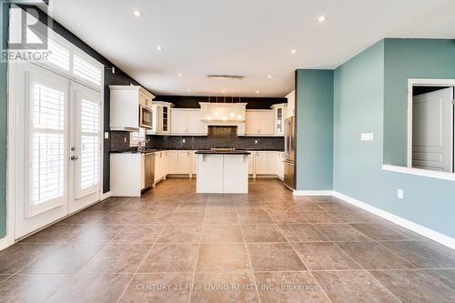 31 Weaver Drive, Hamilton, ON - Indoor Photo Showing Kitchen