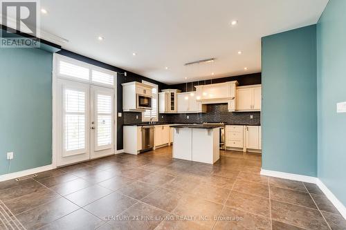 31 Weaver Drive, Hamilton, ON - Indoor Photo Showing Kitchen With Upgraded Kitchen