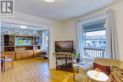 39 Tuxedo Avenue N, Hamilton, ON - Indoor Photo Showing Living Room