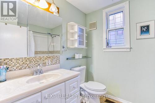 39 Tuxedo Avenue N, Hamilton, ON - Indoor Photo Showing Bathroom