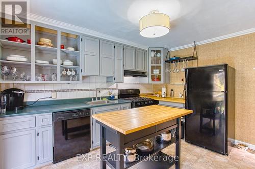 39 Tuxedo Avenue N, Hamilton, ON - Indoor Photo Showing Kitchen