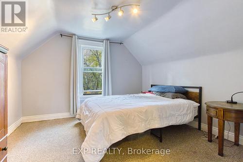 39 Tuxedo Avenue N, Hamilton, ON - Indoor Photo Showing Bedroom