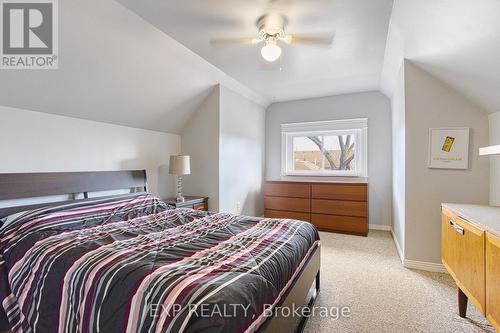 39 Tuxedo Avenue N, Hamilton, ON - Indoor Photo Showing Bedroom