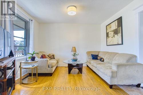 39 Tuxedo Avenue N, Hamilton, ON - Indoor Photo Showing Living Room