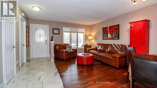 99 Leggott Avenue, Barrie, ON - Indoor Photo Showing Living Room