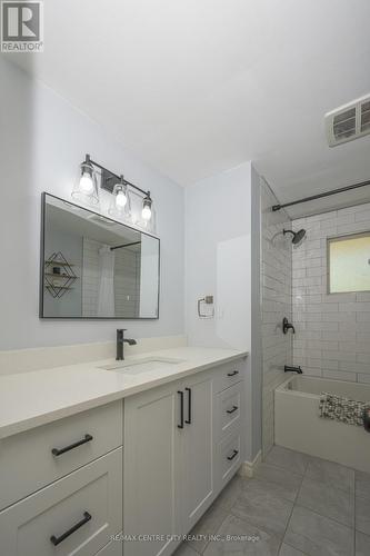 21 Bridlington Road, London, ON - Indoor Photo Showing Bathroom