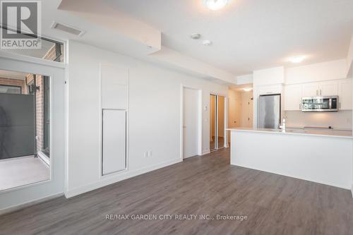 216 - 600 North Service Road, Hamilton, ON - Indoor Photo Showing Kitchen