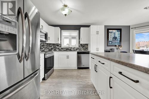 35 Balsam Trail, Norfolk, ON - Indoor Photo Showing Kitchen With Upgraded Kitchen