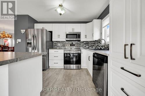 35 Balsam Trail, Norfolk, ON - Indoor Photo Showing Kitchen With Upgraded Kitchen