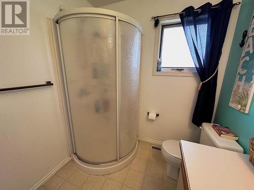 9225 6 Street, Dawson Creek, BC - Indoor Photo Showing Bathroom