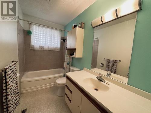 9225 6 Street, Dawson Creek, BC - Indoor Photo Showing Bathroom