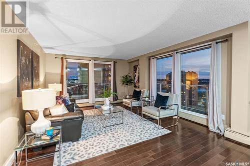 1706 320 5Th Avenue N, Saskatoon, SK - Indoor Photo Showing Living Room