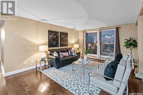 1706 320 5Th Avenue N, Saskatoon, SK - Indoor Photo Showing Living Room