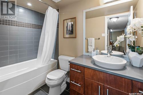 1706 320 5Th Avenue N, Saskatoon, SK - Indoor Photo Showing Bathroom