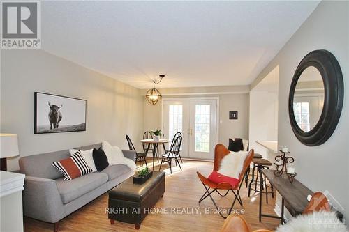 83 Grady Crescent, Ottawa, ON - Indoor Photo Showing Living Room