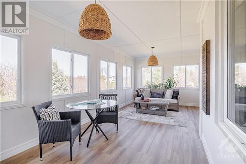 1135 Caprice Court, Ottawa, ON - Indoor Photo Showing Living Room