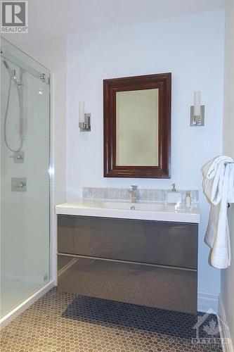 Apt #4 Bathroom - 232 St Patrick Street, Ottawa, ON 