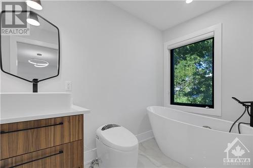 185 A & B Carleton Avenue, Ottawa, ON - Indoor Photo Showing Bathroom