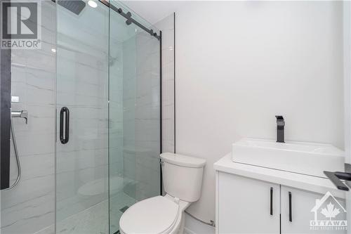 185 A & B Carleton Avenue, Ottawa, ON - Indoor Photo Showing Bathroom