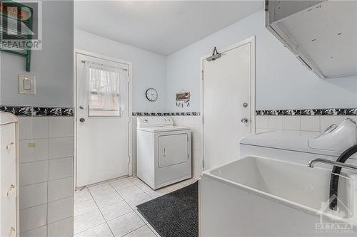 1699 Fieldstone Crescent, Ottawa, ON - Indoor Photo Showing Laundry Room