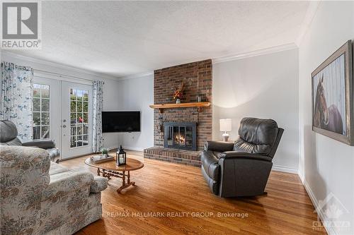 1699 Fieldstone Crescent, Ottawa, ON - Indoor Photo Showing Living Room With Fireplace