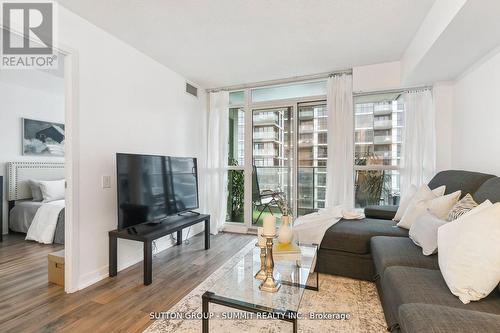 1111 - 15 Singer Court, Toronto, ON - Indoor Photo Showing Living Room