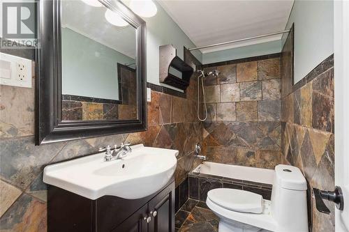 156 Queen Street, Sarnia, ON - Indoor Photo Showing Bathroom