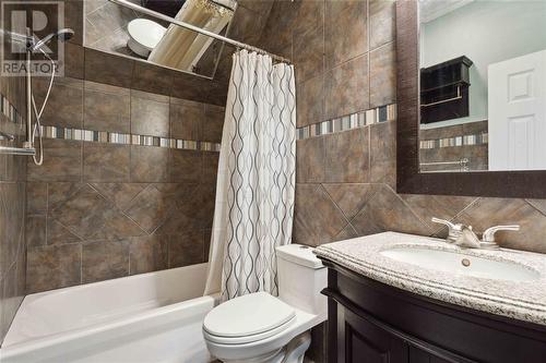 156 Queen Street, Sarnia, ON - Indoor Photo Showing Bathroom