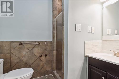 156 Queen Street, Sarnia, ON - Indoor Photo Showing Bathroom