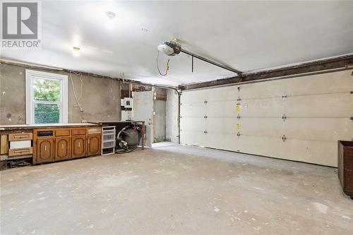 156 Queen Street, Sarnia, ON - Indoor Photo Showing Garage