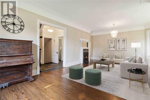 156 Queen Street, Sarnia, ON - Indoor Photo Showing Living Room