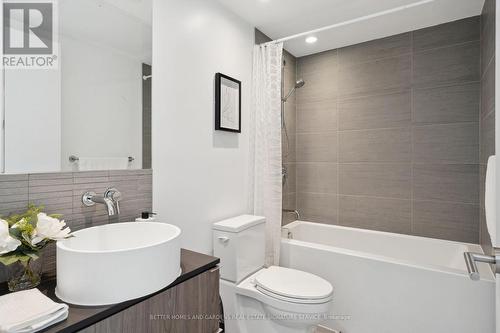 515 - 161 Roehampton Avenue, Toronto, ON - Indoor Photo Showing Bathroom