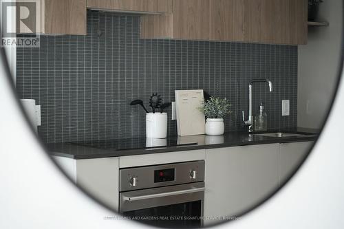 515 - 161 Roehampton Avenue, Toronto, ON - Indoor Photo Showing Kitchen