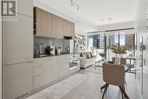 515 - 161 Roehampton Avenue, Toronto, ON - Indoor Photo Showing Kitchen