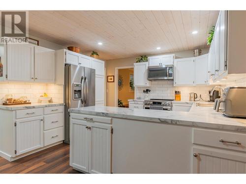 506 201St Avenue, Castlegar, BC - Indoor Photo Showing Kitchen With Upgraded Kitchen