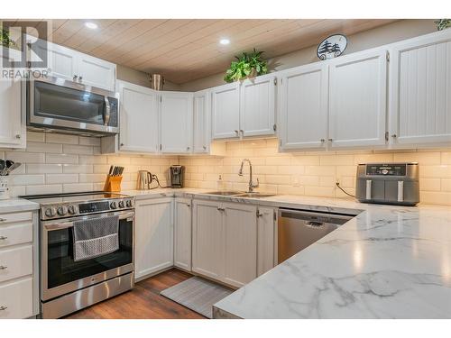 506 201St Avenue, Castlegar, BC - Indoor Photo Showing Kitchen