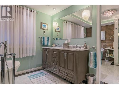 506 201St Avenue, Castlegar, BC - Indoor Photo Showing Bathroom