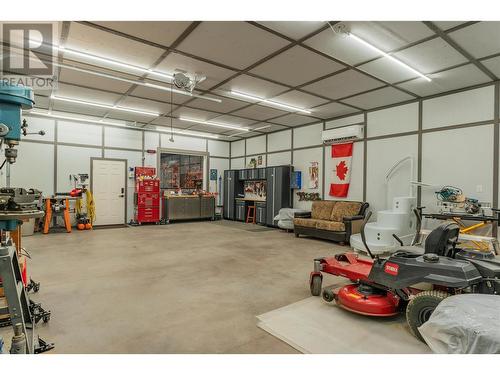 506 201St Avenue, Castlegar, BC - Indoor Photo Showing Garage