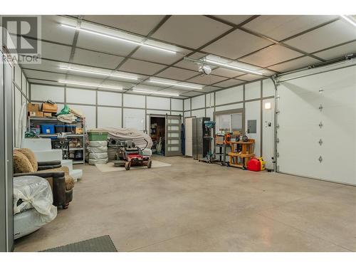 506 201St Avenue, Castlegar, BC - Indoor Photo Showing Garage