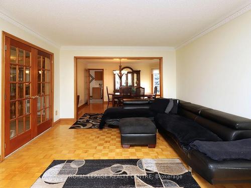 4229 Capilano Crt, Mississauga, ON - Indoor Photo Showing Living Room