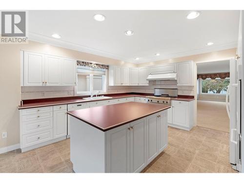 595 Yates Road Unit# 231 Lot# 137, Kelowna, BC - Indoor Photo Showing Kitchen