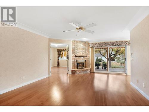 595 Yates Road Unit# 231 Lot# 137, Kelowna, BC - Indoor Photo Showing Living Room With Fireplace