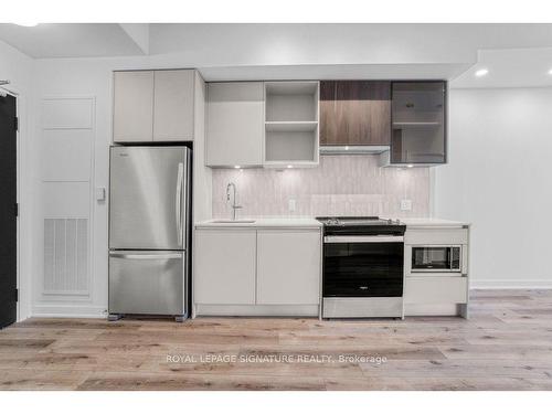 715-395 Dundas St W, Oakville, ON - Indoor Photo Showing Kitchen With Stainless Steel Kitchen